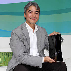 画像ギャラリー No.021のサムネイル画像 / ［E3 2010］これがリニューアルされたXbox 360だ！　新型機（外観だけ）インプレッション＆MS泉水敬氏にインタビュー