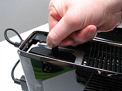 画像ギャラリー No.022のサムネイル画像 / ［E3 2010］これがリニューアルされたXbox 360だ！　新型機（外観だけ）インプレッション＆MS泉水敬氏にインタビュー