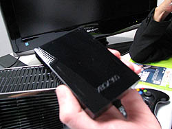 画像ギャラリー No.023のサムネイル画像 / ［E3 2010］これがリニューアルされたXbox 360だ！　新型機（外観だけ）インプレッション＆MS泉水敬氏にインタビュー