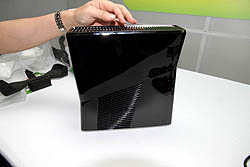 画像ギャラリー No.024のサムネイル画像 / ［E3 2010］これがリニューアルされたXbox 360だ！　新型機（外観だけ）インプレッション＆MS泉水敬氏にインタビュー
