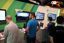 画像ギャラリー No.003のサムネイル画像 / ［E3 2010］今年のMicrosoftは「Kinect」を全面的にプッシュ！ ある意味見世物小屋的な（?）なブース構成に注目