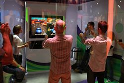 画像ギャラリー No.011のサムネイル画像 / ［E3 2010］今年のMicrosoftは「Kinect」を全面的にプッシュ！ ある意味見世物小屋的な（?）なブース構成に注目