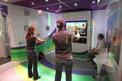 画像ギャラリー No.012のサムネイル画像 / ［E3 2010］今年のMicrosoftは「Kinect」を全面的にプッシュ！ ある意味見世物小屋的な（?）なブース構成に注目