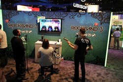 画像ギャラリー No.016のサムネイル画像 / ［E3 2010］今年のMicrosoftは「Kinect」を全面的にプッシュ！ ある意味見世物小屋的な（?）なブース構成に注目