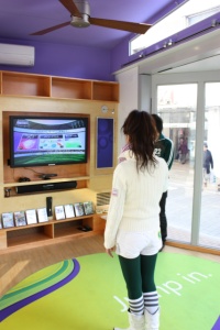 画像ギャラリー No.006のサムネイル画像 / 有楽町マリオンで開催された「Kinect」体験イベントをムービー付きでレポート。プレイ環境が整えられた特別仕様のキャラバンカーは必見だ