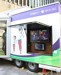 画像ギャラリー No.007のサムネイル画像 / 有楽町マリオンで開催された「Kinect」体験イベントをムービー付きでレポート。プレイ環境が整えられた特別仕様のキャラバンカーは必見だ