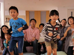 画像ギャラリー No.002のサムネイル画像 / KINECTで遊ぶ様子が分かるムービー「KINECT のあるくらし」が公開に