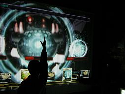 画像ギャラリー No.005のサムネイル画像 / Kinectを導入した体験型アトラクション「戦え!大作戦アトラ ミライセンシ」が西武園ゆうえんちで3月24日開始