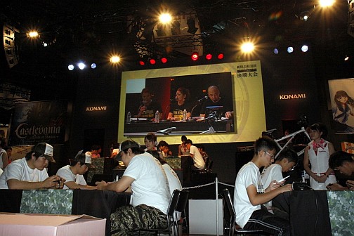 画像ギャラリー No.002のサムネイル画像 / ［TGS 2010] 笑いの神が降臨した「METAL GEAR SOLID PEACE WALKER SUMMER CAMP」決勝大会をレポート