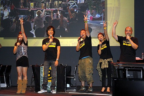 画像ギャラリー No.008のサムネイル画像 / ［TGS 2010] 笑いの神が降臨した「METAL GEAR SOLID PEACE WALKER SUMMER CAMP」決勝大会をレポート