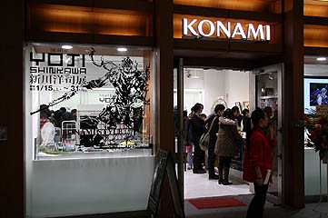 画像ギャラリー No.001のサムネイル画像 / 「METAL GEAR SOLID」の新川洋司アートディレクターによる展示会が開催中。オープニングイベントではライブアートを披露