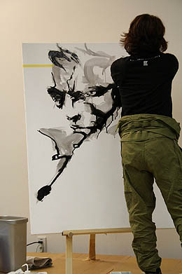 画像ギャラリー No.006のサムネイル画像 / 「METAL GEAR SOLID」の新川洋司アートディレクターによる展示会が開催中。オープニングイベントではライブアートを披露