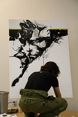 画像ギャラリー No.007のサムネイル画像 / 「METAL GEAR SOLID」の新川洋司アートディレクターによる展示会が開催中。オープニングイベントではライブアートを披露