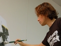 小島プロダクションの新川洋司アートディレクターに，「新川洋司展 - THE ART OF YOJI SHINKAWA -」開催の経緯からブックレットの解説まで，いろいろな話を聞いてきた