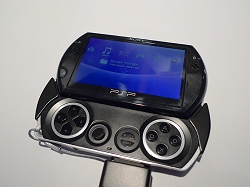 画像ギャラリー No.002のサムネイル画像 / ［E3 09］PSP goの細部はこうなっている！　E3会場の試遊機を写真と動画でチェック