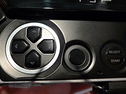 画像ギャラリー No.005のサムネイル画像 / ［E3 09］PSP goの細部はこうなっている！　E3会場の試遊機を写真と動画でチェック
