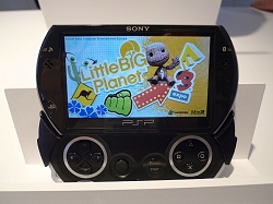 画像ギャラリー No.012のサムネイル画像 / ［E3 09］PSP goの細部はこうなっている！　E3会場の試遊機を写真と動画でチェック