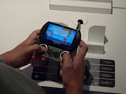画像ギャラリー No.013のサムネイル画像 / ［E3 09］PSP goの細部はこうなっている！　E3会場の試遊機を写真と動画でチェック