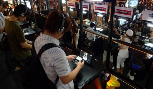 画像ギャラリー No.002のサムネイル画像 / ［TGS 2009］ブースレポート：SCE PSPブース編――新ハードPSPgoもお目見え！　SCEブースのPSPコーナーをチェック！