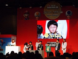 画像ギャラリー No.008のサムネイル画像 / マリオの生みの親,宮本 茂氏も登場した「New スーパーマリオブラザーズWii コインバトル日本一決定戦」全国決勝大会をレポート