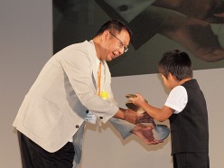 画像ギャラリー No.022のサムネイル画像 / ［TGS 2010］日本ゲーム大賞2010発表授賞式レポート。経済産業大臣賞は堀井雄二氏，年間作品部門の大賞は「New スーパーマリオブラザーズ Wii」に