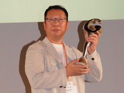 画像ギャラリー No.023のサムネイル画像 / ［TGS 2010］日本ゲーム大賞2010発表授賞式レポート。経済産業大臣賞は堀井雄二氏，年間作品部門の大賞は「New スーパーマリオブラザーズ Wii」に