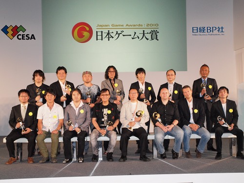 画像ギャラリー No.024のサムネイル画像 / ［TGS 2010］日本ゲーム大賞2010発表授賞式レポート。経済産業大臣賞は堀井雄二氏，年間作品部門の大賞は「New スーパーマリオブラザーズ Wii」に