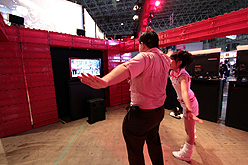 画像ギャラリー No.087のサムネイル画像 / ［TGS 2010］新作アーケードゲーム「ラブプラスメダルHappy Daily Life（仮）」が目玉か。“ウイイレ2011”や「キャッスルヴァニア」 の試遊台も大量設置。KONAMIブース速報