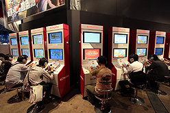 画像ギャラリー No.088のサムネイル画像 / ［TGS 2010］新作アーケードゲーム「ラブプラスメダルHappy Daily Life（仮）」が目玉か。“ウイイレ2011”や「キャッスルヴァニア」 の試遊台も大量設置。KONAMIブース速報