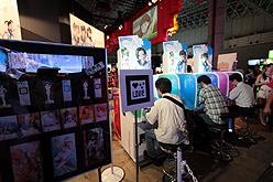 画像ギャラリー No.090のサムネイル画像 / ［TGS 2010］新作アーケードゲーム「ラブプラスメダルHappy Daily Life（仮）」が目玉か。“ウイイレ2011”や「キャッスルヴァニア」 の試遊台も大量設置。KONAMIブース速報