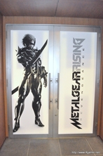 画像ギャラリー No.006のサムネイル画像 / 本日開催の「メタルギア ライジング リベンジェンス」発売記念抽選会をレポート。各店舗で限定5個の超レアiPhoneケースなど，非売品グッズがもらえるかも？