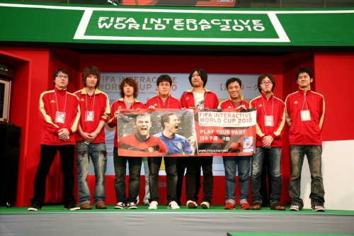 画像ギャラリー No.001のサムネイル画像 / 世界最大級のFIFA公式サッカーゲーム大会に元サッカー日本代表の名波 浩さんがゲスト出演。「FIFA インタラクティブワールドカップ 2010 日本大会」をレポート
