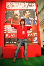 画像ギャラリー No.002のサムネイル画像 / 世界最大級のFIFA公式サッカーゲーム大会に元サッカー日本代表の名波 浩さんがゲスト出演。「FIFA インタラクティブワールドカップ 2010 日本大会」をレポート