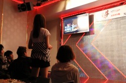 画像ギャラリー No.013のサムネイル画像 / 「龍が如く4 伝説を継ぐもの」のキャバ嬢キャストとリアルで“ダーツ“や“カラオケ”を楽しむとこうなるようです。発売記念イベント潜入レポート