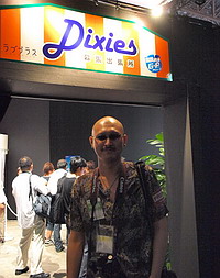 画像ギャラリー No.022のサムネイル画像 / ［TGS 2009］“自分の彼女”の似顔絵をミノ☆タロー氏に書いてもらえる抽選イベントも。「ラブプラス」の「デキシーズ 幕張出張所」レポート