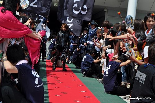 画像ギャラリー No.011のサムネイル画像 / 「戦国BASARA 5周年祭〜武道館の宴〜」が2011年1月3日に開催決定。西川貴教さんが新曲を熱唱した「T.M.R.15 vs 戦国BASARA 3 夏の陣!」をレポート