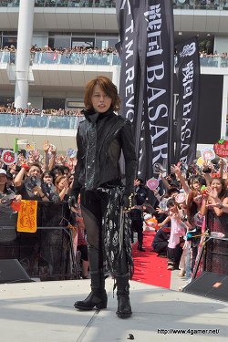 画像ギャラリー No.018のサムネイル画像 / 「戦国BASARA 5周年祭〜武道館の宴〜」が2011年1月3日に開催決定。西川貴教さんが新曲を熱唱した「T.M.R.15 vs 戦国BASARA 3 夏の陣!」をレポート