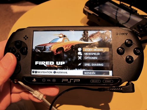 画像ギャラリー No.002のサムネイル画像 / ［Gamescom］PSPの欧州限定新モデル「PSP E-1000」は，現行機よりもやや軽い。表面は指紋が目立たないマット仕様に
