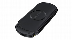 画像ギャラリー No.003のサムネイル画像 / ［Gamescom］PSPの欧州限定新モデル「PSP E-1000」は，現行機よりもやや軽い。表面は指紋が目立たないマット仕様に