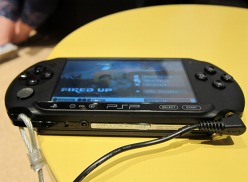 画像ギャラリー No.007のサムネイル画像 / ［Gamescom］PSPの欧州限定新モデル「PSP E-1000」は，現行機よりもやや軽い。表面は指紋が目立たないマット仕様に
