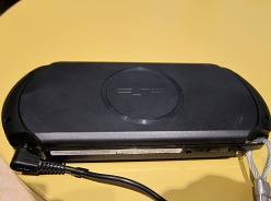 画像ギャラリー No.008のサムネイル画像 / ［Gamescom］PSPの欧州限定新モデル「PSP E-1000」は，現行機よりもやや軽い。表面は指紋が目立たないマット仕様に