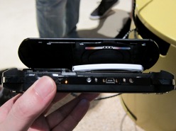 画像ギャラリー No.009のサムネイル画像 / ［Gamescom］PSPの欧州限定新モデル「PSP E-1000」は，現行機よりもやや軽い。表面は指紋が目立たないマット仕様に