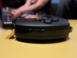 画像ギャラリー No.010のサムネイル画像 / ［Gamescom］PSPの欧州限定新モデル「PSP E-1000」は，現行機よりもやや軽い。表面は指紋が目立たないマット仕様に