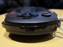 画像ギャラリー No.011のサムネイル画像 / ［Gamescom］PSPの欧州限定新モデル「PSP E-1000」は，現行機よりもやや軽い。表面は指紋が目立たないマット仕様に