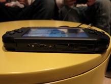 画像ギャラリー No.012のサムネイル画像 / ［Gamescom］PSPの欧州限定新モデル「PSP E-1000」は，現行機よりもやや軽い。表面は指紋が目立たないマット仕様に
