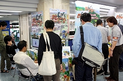 画像ギャラリー No.004のサムネイル画像 / ヨドバシカメラ マルチメディア横浜にスペランカーが来店!?　開発者による裏話も飛び出したPS3「3Dドットゲームヒーローズ」記念式典をレポート
