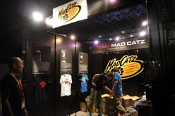 画像ギャラリー No.002のサムネイル画像 / ［TGS 2011］ウメ＆マゴ＆ときどのフォトセッションが開催されたMad Catzブース。飛び入りゲストも登場（？）のフォトレポートを掲載