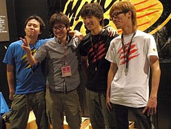 画像ギャラリー No.006のサムネイル画像 / ［TGS 2011］ウメ＆マゴ＆ときどのフォトセッションが開催されたMad Catzブース。飛び入りゲストも登場（？）のフォトレポートを掲載