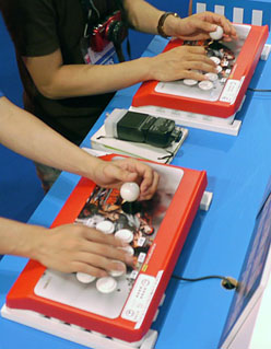画像ギャラリー No.008のサムネイル画像 / ［TGS 2011］ウメ＆マゴ＆ときどのフォトセッションが開催されたMad Catzブース。飛び入りゲストも登場（？）のフォトレポートを掲載