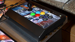 画像ギャラリー No.004のサムネイル画像 / Mad Catz,「ストリートファイター×鉄拳」仕様のアーケードスティックを正式発表。最上位モデルは2台の連結が可能に